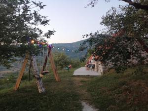 Eine Gruppe von Menschen, die auf einem Hügel auf Stühlen sitzen in der Unterkunft Grandma's Hut in Nikšić
