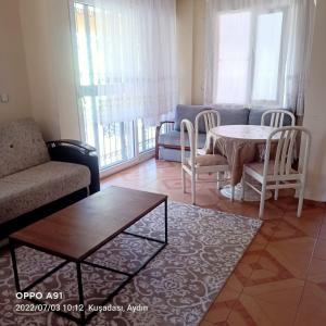 sala de estar con sofá, mesa y sillas en Villa en Kusadası