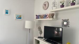 Televízia a/alebo spoločenská miestnosť v ubytovaní Hope's ático-apartamento