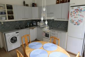 een keuken met een tafel en een koelkast bij 1-Bedroom Apartment with Sauna in Heinola
