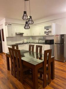 ヌワラエリヤにあるTHE WIND LILY - Lake View Luxury Apartmentのキッチン(ダイニングルームテーブル、椅子付)