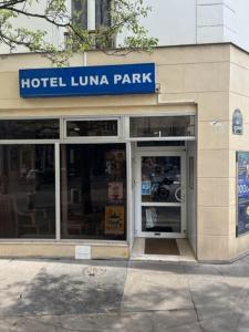 un hotel Luna Park con la puerta abierta en Hotel Luna Park, en París