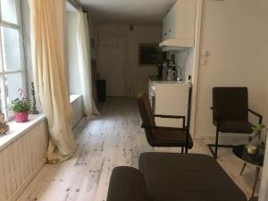 een woonkamer met een tafel en stoelen in een kamer bij Treacy’s résidence in Morez