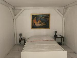 Bett in einem Zimmer mit Wandgemälde in der Unterkunft Treacy’s résidence in Morez