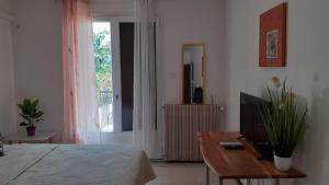 Televízia a/alebo spoločenská miestnosť v ubytovaní Bel appartement avec grande terrasse ensoleillée et jardin