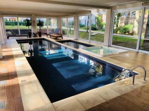 The swimming pool at or close to Casa de Pedra - 301D - Apto com piscina em Gramado