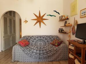 um quarto com uma cama e uma estrela na parede em Casa Ibiscus em Palazzo