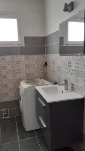 Kúpeľňa v ubytovaní Bel appartement avec grande terrasse ensoleillée et jardin + 22 fotografií