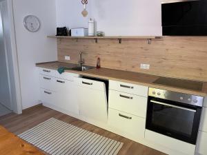 uma cozinha com um balcão, um lavatório e um fogão em Luises Ferienglück em Vernawahlshausen
