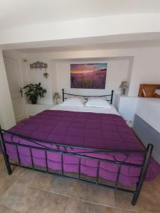Posteľ alebo postele v izbe v ubytovaní Etoilevacances Chambres d hotes Campagne en Lavande
