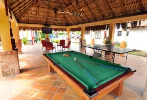 una mesa de billar en una habitación con 2 mesas de ping pong en Cabañas Campestres Rincón de Apiay, en Apiay