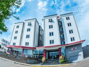 圣罗莎Benos Hotel的前面有楼梯的大型白色建筑