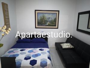 Katil atau katil-katil dalam bilik di Cómodos y acogedores Apartaestudios - Manizales