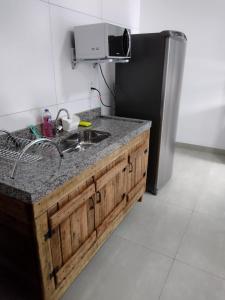 a kitchen with a sink and a refrigerator at Casa Premium em Bonito - Linda e Confortável in Bonito