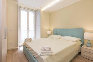 1 dormitorio con 1 cama grande y toallas. en Bilo Via Bellinzona, en Como