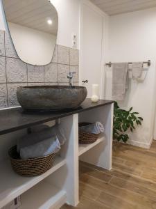 Een badkamer bij Etoilevacances Chambres d hotes Campagne en Lavande