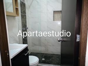 Bilik mandi di Cómodos y acogedores Apartaestudios - Manizales