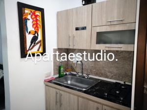 Dapur atau dapur kecil di Cómodos y acogedores Apartaestudios - Manizales