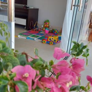 uma sala para crianças com um camião de brinquedos num tapete em Uma Casa para o Descanso! em Camaçari