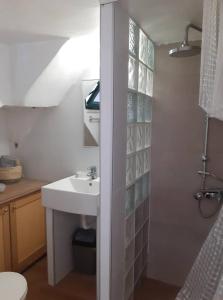 a bathroom with a sink and a shower at Μεζονέτα - Διώνη- στις Άνω Αρχάνες με οντά in Archanes