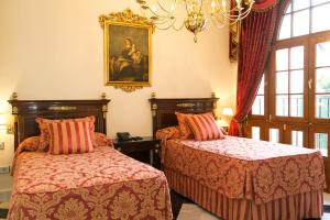 Postel nebo postele na pokoji v ubytování Hotel Ateneo Sevilla