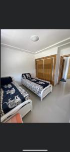 Un pat sau paturi într-o cameră la appartement vue sur mer saidia