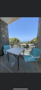 uma mesa e duas cadeiras sentadas numa varanda em appartement vue sur mer saidia em Saïdia