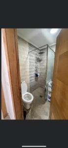 uma casa de banho com um WC e uma cabina de duche. em appartement vue sur mer saidia em Saidia 