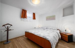 sypialnia z łóżkiem i komodą w obiekcie Amazing Apartment In Podpican With Wifi w mieście Šumber