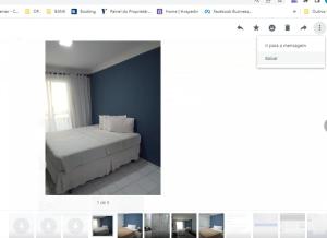 ein Schlafzimmer mit einem weißen Bett und einer blauen Wand in der Unterkunft Flat Ponta Negra Beach - Ap 401 in Natal