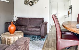 Posezení v ubytování Amazing Home In Oosterwolde With Wifi + 8 fotografií