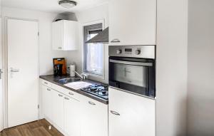 Kitchen o kitchenette sa 2 Bedroom Nice Home In Oosterwolde