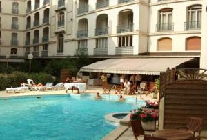 Bazén v ubytování Hôtel Aletti Palace nebo v jeho okolí