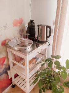 Príslušenstvo na prípravu kávy alebo čaju v ubytovaní Etoilevacances Chambres d hotes Campagne en Lavande