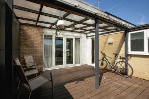 eine Terrasse mit einem Fahrrad auf einer Terrasse in der Unterkunft Parkside House in Stevenage