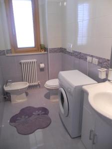 CampofiloneにあるLa casa di Tamaraのバスルーム(トイレ、洗面台付)