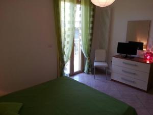 CampofiloneにあるLa casa di Tamaraのベッドルーム(ベッド1台、テレビ、窓付)