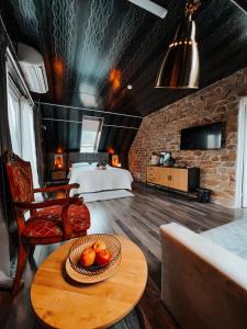 ein Zimmer mit einem Bett und einem Tisch mit Obst darauf in der Unterkunft Near the lake apartment with hot tub and sauna in Tõrva