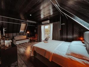 Tõrva的住宿－Near the lake apartment with hot tub and sauna，一间卧室设有一张大床和一个窗户。