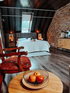 ein Schlafzimmer mit einem Bett und einem Tisch mit Obst darauf in der Unterkunft Near the lake apartment with hot tub and sauna in Tõrva