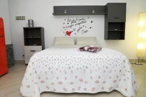 ein Schlafzimmer mit einem großen Bett mit einer weißen Bettdecke in der Unterkunft Delicious Home Fondi in Fondi