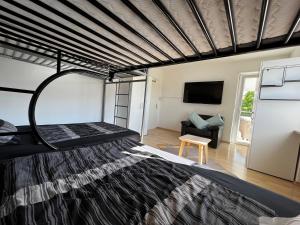 1 dormitorio con litera en una habitación con sofá en Residenz am Roten Tor, en Augsburg
