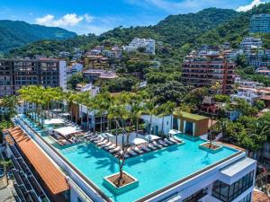 una vista aérea de un complejo con piscina en Luxury Oceanview Modern Condo, en Puerto Vallarta
