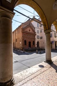 un arco con un edificio in mezzo a una strada di Bologna Suite Centre City a Bologna