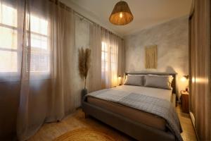 Posteľ alebo postele v izbe v ubytovaní The In Town Apartment - With a Private Terrace