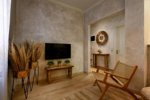 Televízia a/alebo spoločenská miestnosť v ubytovaní The In Town Apartment - With a Private Terrace