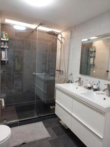 Kúpeľňa v ubytovaní Paris beaugrenelle: charmante résidence + 28 fotografií