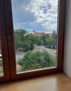 una finestra con vista su un parcheggio di Riegrova a České Budějovice