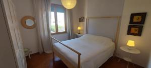 ein kleines Schlafzimmer mit einem Bett und einem Fenster in der Unterkunft Casa degli Oleandri in Santa Caterina