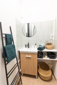 a bathroom with a sink and a mirror at Cosy et comfort studio équipé à Clichy 5 min Métro in Clichy